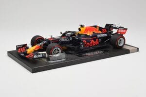 Red Bull RB16B #33 M. Verstappen Abu Dhabi GP 2021 Winner Missing Figurine & Pitboard Minichamps 1:18 113212333 Resin — photo 2 of 7