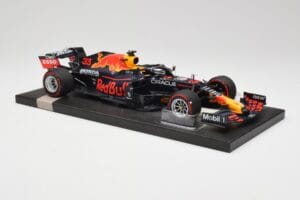 Red Bull RB16B #33 M. Verstappen Abu Dhabi GP 2021 Winner Missing Figurine & Pitboard Minichamps 1:18 113212333 Resin — photo 4 of 7