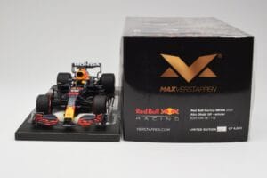 Red Bull RB16B #33 M. Verstappen Abu Dhabi GP 2021 Winner Missing Figurine & Pitboard Minichamps 1:18 113212333 Resin — photo 6 of 7