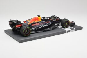 Red Bull RB18 #1 M. Verstappen Japan GP Winner No Figure 2022 Minichamps 1:18 113221801B Diecast — photo 3 of 7