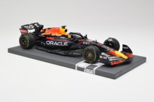 Red Bull RB18 #1 M. Verstappen Japan GP Winner No Figure 2022 Minichamps 1:18 113221801B Diecast — photo 4 of 7