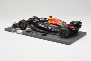 Red Bull RB18 #1 M. Verstappen Japan GP Winner No Figure 2022 Minichamps 1:18 113221801B Diecast — photo 5 of 7