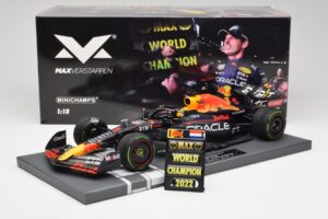 Red Bull RB18 #1 M. Verstappen Japan GP Winner No Figure & Pitboard 2022 Minichamps 1:18 113221801FB Diecast — photo 6 of 7