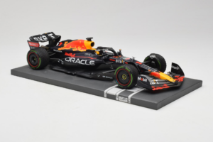 Red Bull Racing RB18 #1 M. Verstappen Japan GP Winner 2022 Minichamps 1:18 113221801FB-R1 Diecast — photo 4 of 8