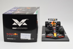 Red Bull Racing RB18 #1 M. Verstappen Japan GP Winner 2022 Minichamps 1:18 113221801FB-R1 Diecast — photo 6 of 8