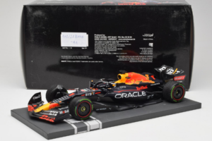 Red Bull Racing RB18 #1 M. Verstappen Japan GP Winner 2022 Minichamps 1:18 113221801FB-R1 Diecast — photo 7 of 8