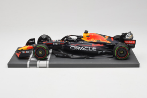 Red Bull Racing RB18 #1 M. Verstappen Japan GP Winner 2022 Minichamps 1:18 113221801FB-R1 Diecast