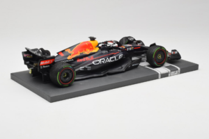 Red Bull Racing RB18 #1 M. Verstappen Japan GP Winner 2022 Minichamps 1:18 113221801FB-R1 Diecast — photo 3 of 8