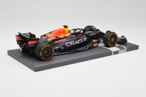 Red Bull RB18 Oracle #1 M. Verstappen Abu Dhabi GP 2022 Winner Minichamps 1:18 113222201 Resin — photo 3 of 7