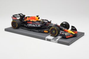 Red Bull RB18 Oracle #1 M. Verstappen Abu Dhabi GP 2022 Winner Minichamps 1:18 113222201 Resin — photo 4 of 7