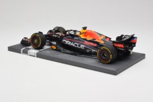 Red Bull RB18 Oracle #1 M. Verstappen Abu Dhabi GP 2022 Winner Minichamps 1:18 113222201 Resin — photo 5 of 7