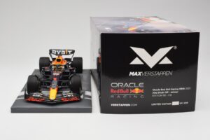 Red Bull RB18 Oracle #1 M. Verstappen Abu Dhabi GP 2022 Winner Minichamps 1:18 113222201 Resin — photo 6 of 7