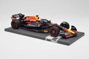 Red Bull RB18 Oracle #1 M. Verstappen Dutch GP 2022 Winner Minichamps 1:18 113221501 Resin — photo 4 of 7