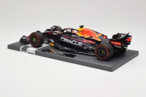 Red Bull RB18 Oracle #1 M. Verstappen Dutch GP 2022 Winner Minichamps 1:18 113221501 Resin — photo 5 of 7