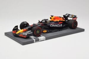 Red Bull RB18 Oracle #1 M. Verstappen Italian GP 2022 Winner Minichamps 1:18 113221601 Resin — photo 2 of 7