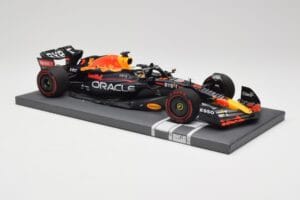 Red Bull RB18 Oracle #1 M. Verstappen Italian GP 2022 Winner Minichamps 1:18 113221601 Resin — photo 4 of 7