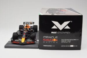 Red Bull RB18 Oracle #1 M. Verstappen Italian GP 2022 Winner Minichamps 1:18 113221601 Resin — photo 6 of 7