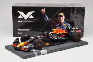 Red Bull RB18 Oracle #1 M. Verstappen Italian GP 2022 Winner Minichamps 1:18 113221601 Resin — photo 7 of 7
