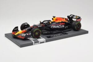 Red Bull RB18 Oracle #1 M. Verstappen Japanese GP 2022 World Champion Minichamps 1:18 113221801 Resin — photo 2 of 7