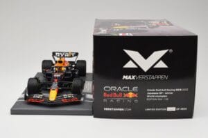 Red Bull RB18 Oracle #1 M. Verstappen Japanese GP 2022 World Champion Minichamps 1:18 113221801 Resin — photo 6 of 7