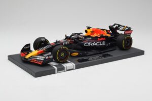 Red Bull RB18 Oracle #1 M. Verstappen US GP 2022 Winner Minichamps 1:18 113221901 Resin — photo 2 of 7