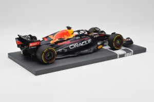 Red Bull RB18 Oracle #1 M. Verstappen US GP 2022 Winner Minichamps 1:18 113221901 Resin — photo 3 of 7