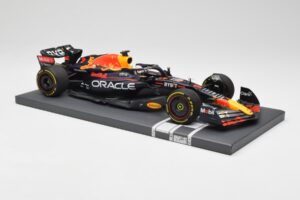 Red Bull RB18 Oracle #1 M. Verstappen US GP 2022 Winner Minichamps 1:18 113221901 Resin — photo 4 of 7
