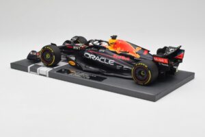 Red Bull RB18 Oracle #1 M. Verstappen US GP 2022 Winner Minichamps 1:18 113221901 Resin — photo 5 of 7