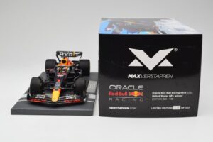 Red Bull RB18 Oracle #1 M. Verstappen US GP 2022 Winner Minichamps 1:18 113221901 Resin — photo 6 of 7