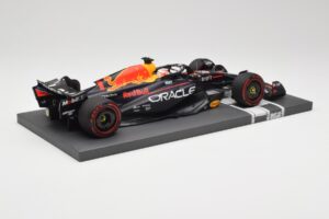 Red Bull RB19 Oracle #1 M. Verstappen Australian GP 2023 Winner Minichamps 1:18 113230301 Resin — photo 3 of 7