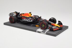 Red Bull RB19 Oracle #1 M. Verstappen Australian GP 2023 Winner Minichamps 1:18 113230301 Resin — photo 4 of 7