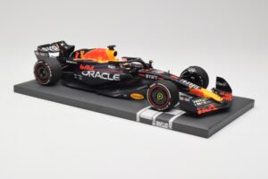 Red Bull RB19 Oracle #1 M. Verstappen Bahrain GP 2023 Winner Minichamps 1:18 113230201 Resin — photo 4 of 7