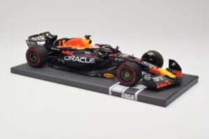 Red Bull RB19 Oracle #1 M. Verstappen British GP 2023 Winner Minichamps 1:18 113231101 Resin — photo 4 of 7