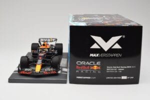 Red Bull RB19 Oracle #1 M. Verstappen British GP 2023 Winner Minichamps 1:18 113231101 Resin — photo 6 of 7