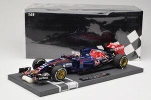 Scuderia Toro Rosso STR10 Renault #33 M. Verstappen Australian GP 2015 Minichamps 1:18 117150033 Resin — photo 7 of 7