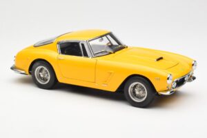 Ferrari 250 GT SWB Yellow CMC 1:18 M-054 Diecast — photo 4 of 6