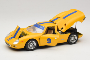 Ferrari 250 LM #9 Yellow 1965 Bburago 1:18 3033-Y1 Diecast — photo 2 of 8