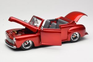 Ford Cabriolet Red Metallic Road Signature 1:18 30028 Diecast — photo 2 of 8