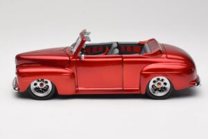 Ford Cabriolet Red Metallic Road Signature 1:18 30028 Diecast — photo 4 of 8