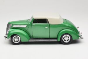 Ford Convertible Green Road Signature 1:18 92239 Diecast — photo 4 of 8
