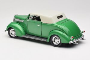 Ford Convertible Green Road Signature 1:18 92239 Diecast — photo 7 of 8