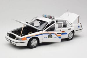 Ford Crown Victoria RCMP Police Car AUTOart 1:18 72706 Diecast — photo 2 of 8