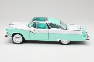 Ford Crown Victoria Seafoam Green & White Road Legends 1:18 92138 Diecast — photo 3 of 7