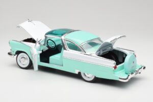 Ford Crown Victoria Seafoam Green & White Road Legends 1:18 92138 Diecast — photo 4 of 7