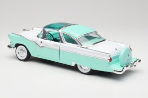 Ford Crown Victoria Seafoam Green & White Road Legends 1:18 92138 Diecast — photo 6 of 7