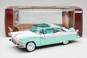 Ford Crown Victoria Seafoam Green & White Road Legends 1:18 92138 Diecast — photo 7 of 7