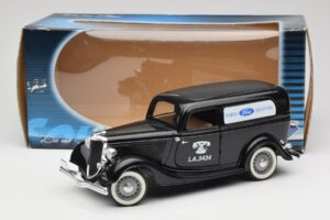 Ford Delivery Truck Ford Parts Black Solido 1:18 8417 Diecast — photo 8 of 8