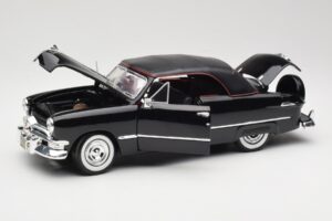 Ford Deluxe Cabriolet Black Maisto 1:18 31681 Diecast — photo 2 of 8