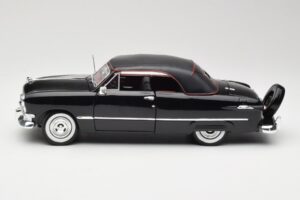 Ford Deluxe Cabriolet Black Maisto 1:18 31681 Diecast — photo 4 of 8