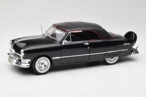 Ford Deluxe Cabriolet Black Maisto 1:18 31681 Diecast